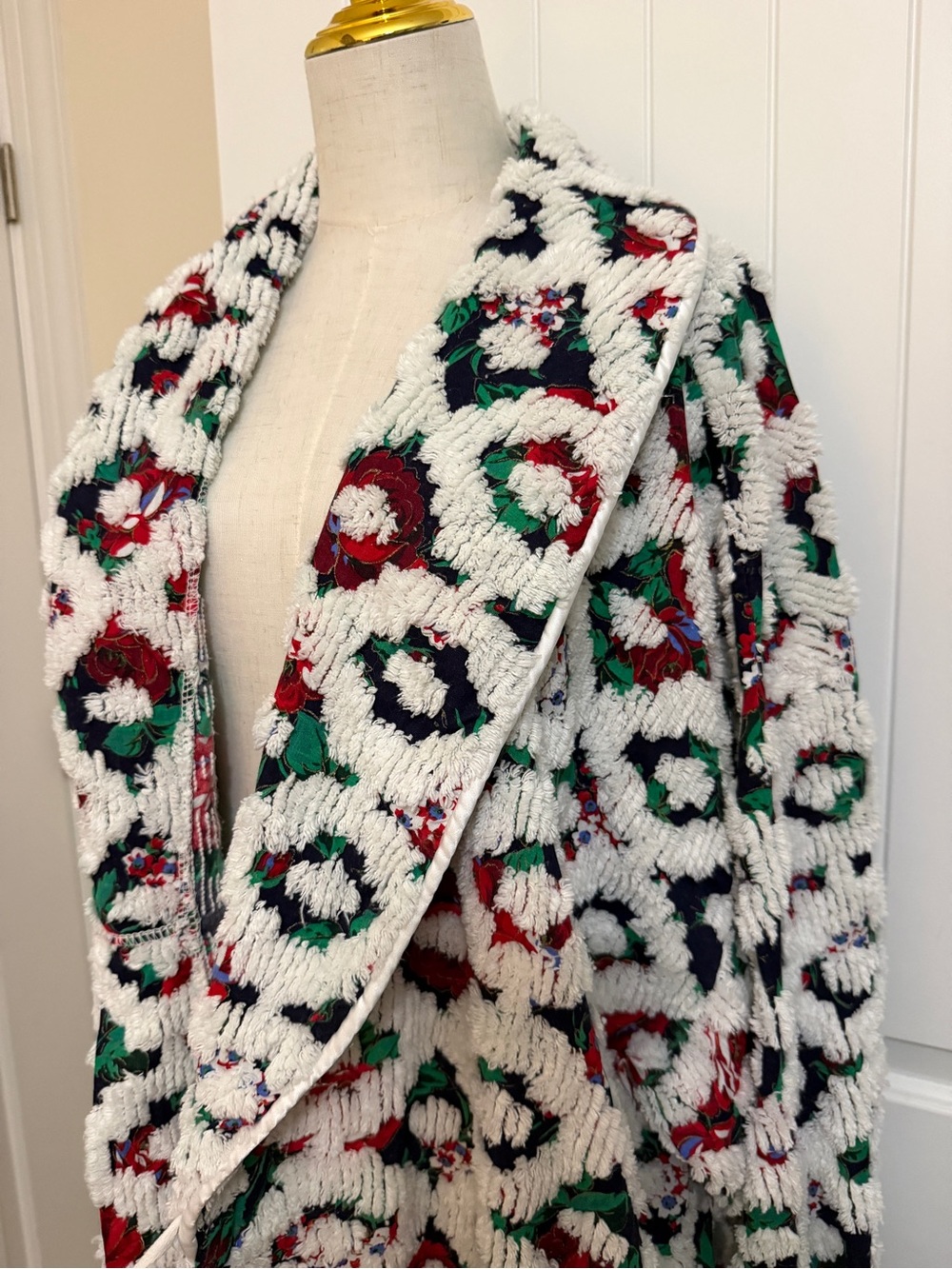 Vintage CROWNTUFT Chenille Robe Red, Green & Black Floral Print  Sz Lg - Picture 6 of 16